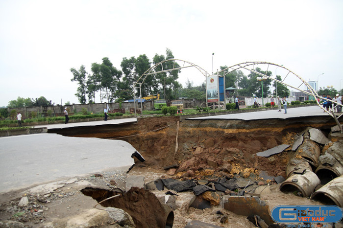 Hố sạt lở có chiều rộng khoảng 30mx20m, sâu khoảng 6m và đang tiếp tục mở rộng do nước xói mòn. Hố sạt lở có chiều rộng khoảng 30mx20m, sâu khoảng 6m và đang tiếp tục mở rộng do nước xói mòn.