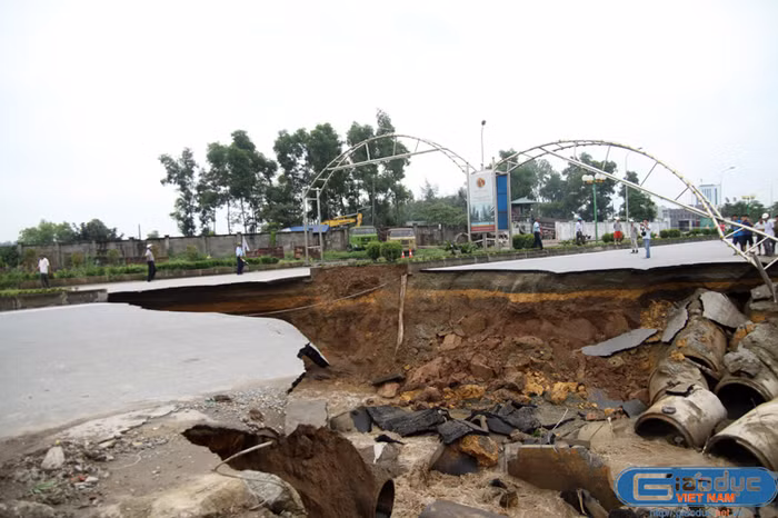 Hố sạt lở có chiều rộng khoảng 30mx20m, sâu khoảng 6m và đang tiếp tục mở rộng do nước xói mòn.