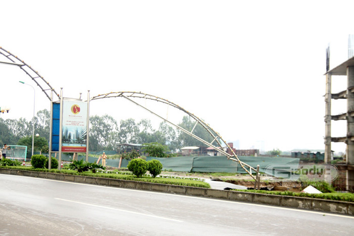 Để khắc phục sự cố, đảm bảo an toàn giao thông, hiện lực lượng chức năng đã chặn toàn bộ tuyến giao thông Lê Văn Lương (kéo dài) - Khuất Duy Tiến. Để khắc phục sự cố, đảm bảo an toàn giao thông, hiện lực lượng chức năng đã chặn toàn bộ tuyến giao thông Lê Văn Lương (kéo dài) - Khuất Duy Tiến.