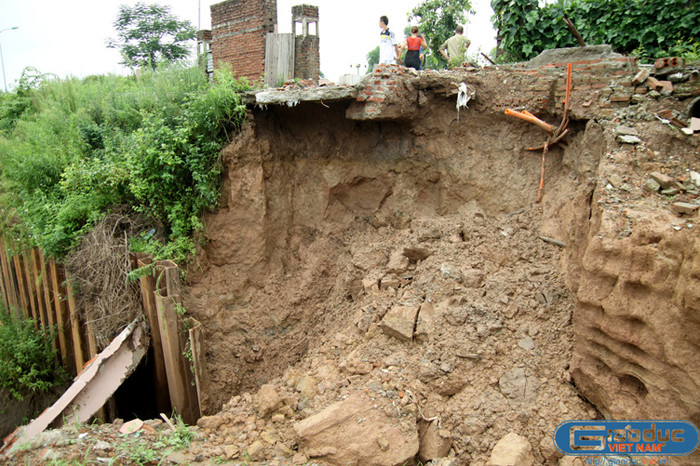 Tại điểm đầu của công trình do đơn vị Sông Đà - Thăng Long thi công không có cừ chắn cũng xảy ra tình trạng sạt lở taluy đường Lê Văn Lương. Tại điểm đầu của công trình do đơn vị Sông Đà - Thăng Long thi công không có cừ chắn cũng xảy ra tình trạng sạt lở taluy đường Lê Văn Lương.