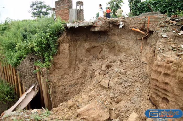 Tại điểm đầu của công trình do đơn vị Sông Đà - Thăng Long thi công không có cừ chắn cũng xảy ra tình trạng sạt lở taluy đường Lê Văn Lương.