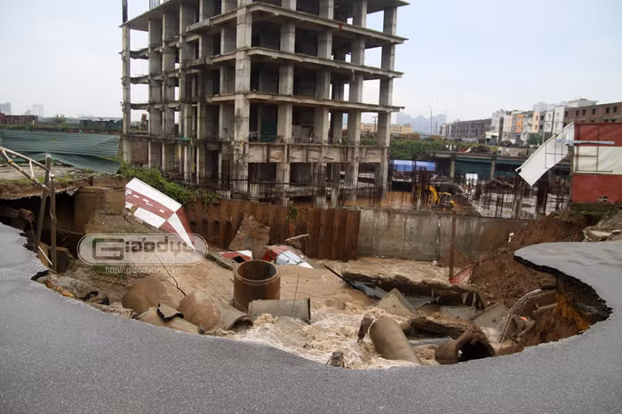 Được biết, đoạn đường Lê Văn Lương (dài 2,7km từ đường Khuất Duy Tiến đến đường 70) là dự án mới được hoàn thành cách đây hơn 1 năm, chủ đầu tư và nhà thầu là Tập Đoàn Nam Cường thực hiện.