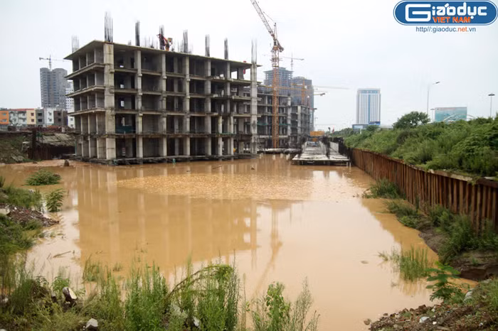 Hàng nghìn mét khối nước từ 3 đường cống đã chảy vào khu vực công trường đã bị tạm dừng thi công hơn 1 năm nay và ngập hết 2 tầng hầm của công trình này.
