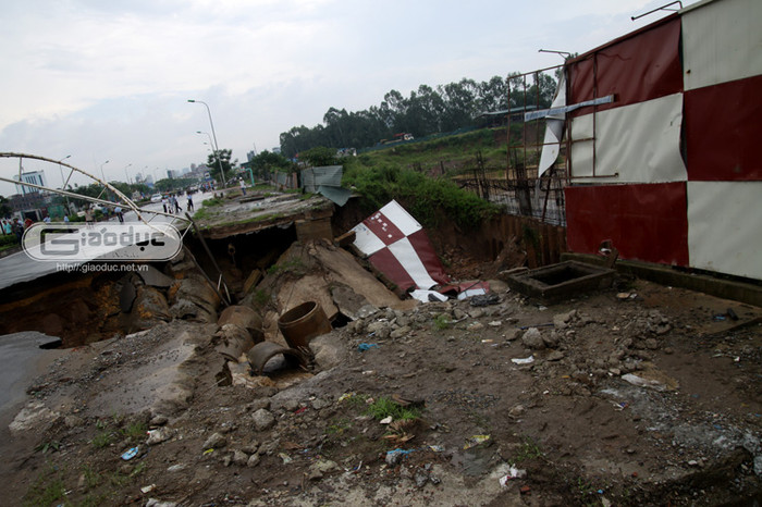 Hiện trường đường Lê Văn Lương (kéo dài) sụt lún tan hoang. Hiện trường đường Lê Văn Lương (kéo dài) sụt lún tan hoang.