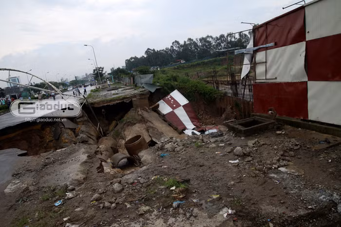 Hiện trường đường Lê Văn Lương (kéo dài) sụt lún tan hoang.