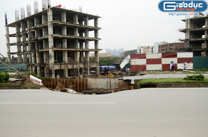 Cho tới 13h trưa nay, hố sạt lở đã lấn sang 1/4 đường (hướng Thanh Xuân - Hà Đông) và hàm ếch đã sâu gần hết đường. Cho tới 13h trưa nay, hố sạt lở đã lấn sang 1/4 đường (hướng Thanh Xuân - Hà Đông) và hàm ếch đã sâu gần hết đường.