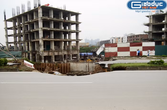 Cho tới 13h trưa nay, hố sạt lở đã lấn sang 1/4 đường (hướng Thanh Xuân - Hà Đông) và hàm ếch đã sâu gần hết đường.