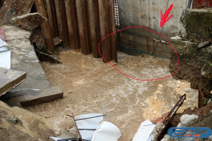 Theo ghi nhận tại hiện trường, điểm sạt lở thuộc mép công trình đang thi công tòa nhà chung cư 108, khu đô thị mới Văn Khê - Hà Đông (có độ sâu so với mặt đường Lê Văn Lương là khoảng 12m) đã không còn những thanh cừ chắn đất của tuyến đường Lê Văn Lương. Theo một số nhận định của các chuyên gia kỹ thuật có mặt tại hiện trường đánh giá thì đây chính là nguyên nhân dẫn tới sự xói lở này. Theo ghi nhận tại hiện trường, điểm sạt lở thuộc mép công trình đang thi công tòa nhà chung cư 108, khu đô thị mới Văn Khê - Hà Đông (có độ sâu so với mặt đường Lê Văn Lương là khoảng 12m) đã không còn những thanh cừ chắn đất của tuyến đường Lê Văn Lương. Theo một số nhận định của các chuyên gia kỹ thuật có mặt tại hiện trường đánh giá thì đây chính là nguyên nhân dẫn tới sự xói lở này.