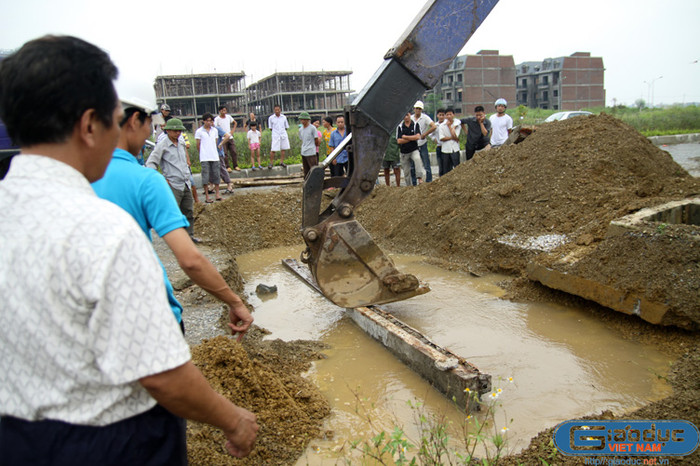 Biện pháp trước mắt đã được các đơn vị liên quan tiến hành đào đường, chặn cống thoát nước từ hồ điều hòa (khu đô thị Nam Cường) chảy ra hiện trường. Biện pháp trước mắt đã được các đơn vị liên quan tiến hành đào đường, chặn cống thoát nước từ hồ điều hòa (khu đô thị Nam Cường) chảy ra hiện trường.
