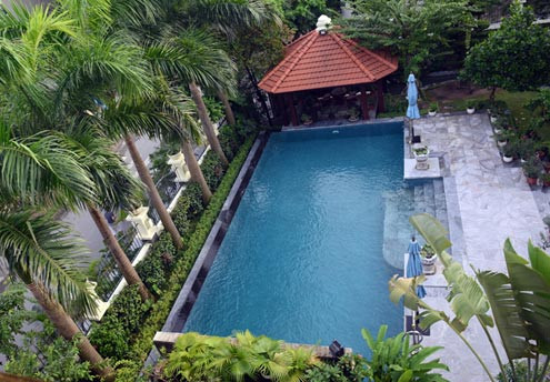 Bể bơi khoảng 100 m2 Biệt thự hoành tráng của bầu Kiên bên hồ Tây Bể bơi khoảng 100 m2 Biệt thự hoành tráng của bầu Kiên bên hồ Tây