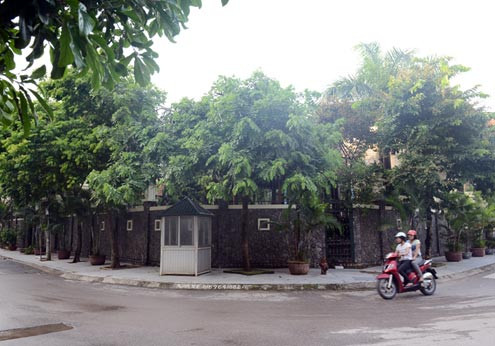 Theo người dân xung quanh, ngôi biệt thự được xây cách đây vài năm. Vợ chồng ông Kiên ít khi quan hệ với hàng xóm. Theo người dân xung quanh, ngôi biệt thự được xây cách đây vài năm. Vợ chồng ông Kiên ít khi quan hệ với hàng xóm.