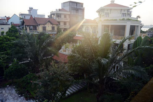 Biệt thự của bầu Kiên nằm trên phố Xuân Diệu, phường Quảng An, quận Tây Hồ, Hà Nội. Tối 20/8, cơ quan điều tra đã khám xét biệt thự, thu giữ CPU và một số tài liệu phục vụ quá trình điều tra. Biệt thự của bầu Kiên nằm trên phố Xuân Diệu, phường Quảng An, quận Tây Hồ, Hà Nội. Tối 20/8, cơ quan điều tra đã khám xét biệt thự, thu giữ CPU và một số tài liệu phục vụ quá trình điều tra.