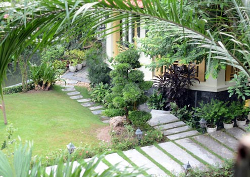 Đường đi lát đá. Từng góc nhỏ của khuôn viên đều có cây xanh. Đường đi lát đá. Từng góc nhỏ của khuôn viên đều có cây xanh.