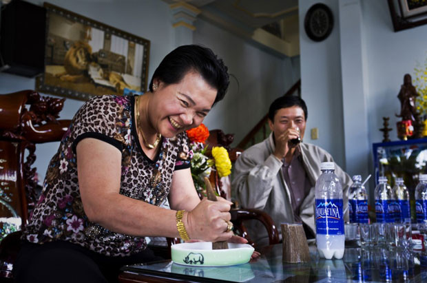 Một phụ nữ đang mài sừng tê giác để uống tại Bảo Lộc, Việt Nam. Bà cho biết sừng tê giác giúp chữa chứng sạn thận của bà. Một phụ nữ đang mài sừng tê giác để uống tại Bảo Lộc, Việt Nam. Bà cho biết sừng tê giác giúp chữa chứng sạn thận của bà.