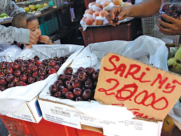 Cherry bày bán ngoài chợ với giá 200.000 đồng/kg. Ảnh: Thanh Hảo.