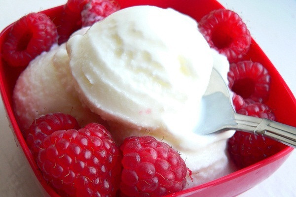 1. Sữa chua Chỉ cần 1 hộp yaourt mỗi ngày, bạn đã có thể cung cấp đầy đủ lượng vitamin D mà cơ thể cần để có được hệ cơ xương chắc khỏe. Cách nạp vitamin D này thật sự rất đơn giản và ngon miệng, bạn cũng có thể thêm các loại trái cây như dâu, chuối, bơ… để tăng thêm hương vị hấp dẫn cho món ăn. Không chỉ giúp xương khỏe, đây còn là cách để bạn sở hữu một làn da mịn màng, tươi trẻ nữa đấy.