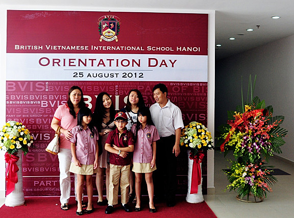 Và cùng chụp ảnh kỷ niệm ngày tựu trường trong năm học mới. Và cùng chụp ảnh kỷ niệm ngày tựu trường trong năm học mới.
