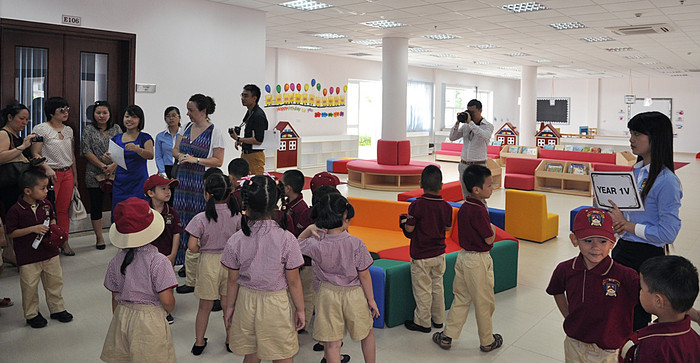 Các bé đều háo hức với năm học mới vì lần đầu tiên các bé được học trong một ngôi trường đẹp và dễ thương như BVIS. Nhiều phụ huynh cùng đến dự khai giảng và ghi lại những khoảng khắc ngộ nghĩnh của con bên bạn bè. Các bé đều háo hức với năm học mới vì lần đầu tiên các bé được học trong một ngôi trường đẹp và dễ thương như BVIS. Nhiều phụ huynh cùng đến dự khai giảng và ghi lại những khoảng khắc ngộ nghĩnh của con bên bạn bè.