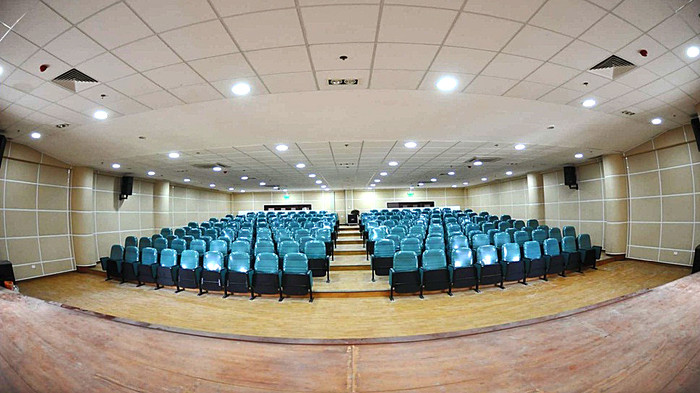 Điểm rất đặc biệt của trường là có hẳn một Nhà hát có quy mô khá “hoành tráng” hơn 300m2, với hơn 250 ghế ngồi, trang bị đầy đủ hệ thống âm thanh ánh sáng tiêu chuẩn quốc tế… Điểm rất đặc biệt của trường là có hẳn một Nhà hát có quy mô khá “hoành tráng” hơn 300m2, với hơn 250 ghế ngồi, trang bị đầy đủ hệ thống âm thanh ánh sáng tiêu chuẩn quốc tế…