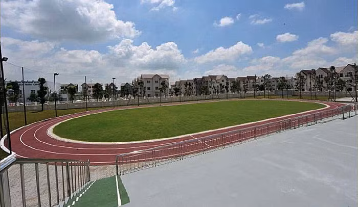 Sân thể thao ngoài trời có khán đài cổ vũ nằm giữa không gian xanh, thoáng mát của khu đô thị Vincom Village. BVIS tại Vincom Village có tới 2 sân bóng đá cỏ tự nhiên (trong đó 1 sân có khán đài đường Fit), 1 sân bóng rổ và 1 sân cầu lông