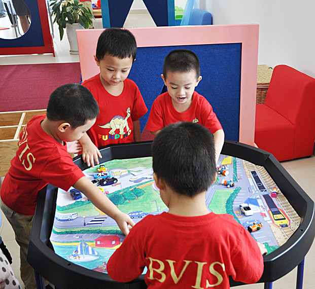 Ngay sau khi vào lớp, các bé đã được tiếp xúc với các công cụ giáo dục trực quan thực tế hữu ích của lớp. Trong đó, công cụ dạy các bé các khái niệm về giao thông và quản lý giao thông đô thị là một trong những công cụ học tập hấp dẫn các bé ngay từ những giây phút đầu tiên. Ngay sau khi vào lớp, các bé đã được tiếp xúc với các công cụ giáo dục trực quan thực tế hữu ích của lớp. Trong đó, công cụ dạy các bé các khái niệm về giao thông và quản lý giao thông đô thị là một trong những công cụ học tập hấp dẫn các bé ngay từ những giây phút đầu tiên.