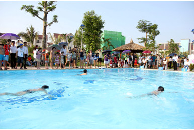 Các phụ huynh cũng phấn khích không kém, cổ vũ, hò hét nhiệt tình để các con thi đấu hết mình Các phụ huynh cũng phấn khích không kém, cổ vũ, hò hét nhiệt tình để các con thi đấu hết mình