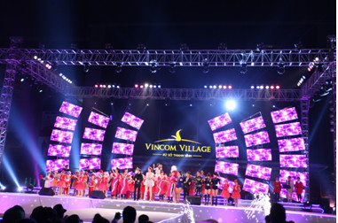 Đêm Vincom Village Gala Concert (23/12/2011) đón Noel và chào mừng mùa xuân mới hội tụ một dàn sao Việt nổi tiếng như Đàm Vĩnh Hưng, Hồ Ngọc Hà, Hồng Nhung, Quang Linh, Mỹ Linh, Quang Dũng, Văn Mai Hương…. tiếp tục đem đến đẳng cấp cho khu đô thị, làm phong phú thêm món ăn tinh thần cho cư dân. Đêm Vincom Village Gala Concert (23/12/2011) đón Noel và chào mừng mùa xuân mới hội tụ một dàn sao Việt nổi tiếng như Đàm Vĩnh Hưng, Hồ Ngọc Hà, Hồng Nhung, Quang Linh, Mỹ Linh, Quang Dũng, Văn Mai Hương…. tiếp tục đem đến đẳng cấp cho khu đô thị, làm phong phú thêm món ăn tinh thần cho cư dân.