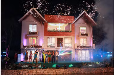 Khởi đầu là đêm Dạ tiệc bên sông (1/7/2011) đầy ấn tượng với các ngôi sao danh tiếng trong làng giải trí ngay từ khi khu đô thị mới đang trong giai đoạn hoàn thiện, khiến mọi dân đều háo hức tới ngày được “dọn về ngôi nhà mới".