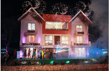 Khởi đầu là đêm Dạ tiệc bên sông (1/7/2011) đầy ấn tượng với các ngôi sao danh tiếng trong làng giải trí ngay từ khi khu đô thị mới đang trong giai đoạn hoàn thiện, khiến mọi dân đều háo hức tới ngày được “dọn về ngôi nhà mới".