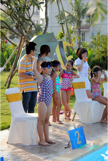 Sau khi vượt qua các vòng bơi, dù chưa công bố kết quả nhưng nhiều kình ngư nhí đã không kìm được niềm vui sướng: “Con thắng rồi, mẹ ơi!...” Sau khi vượt qua các vòng bơi, dù chưa công bố kết quả nhưng nhiều kình ngư nhí đã không kìm được niềm vui sướng: “Con thắng rồi, mẹ ơi!...”