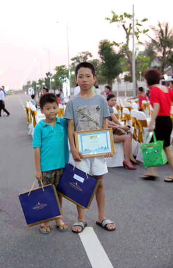 Sau nửa ngày tham gia tranh tài sôi nổi trên đường đua xanh, các vận động viên nhí sung sướng ra về với những phần thưởng trĩu tay… Bé Vương Minh Phú, 5 tuổi (bên trái - nhà tại đường Hoa Phượng) cười toét miệng khoe: “Con được giải nhất bơi sải đấy. Ở đây được học bơi, học tennis, được đi học ở trường quốc tế BVIS nên con thích Vincom Village lắm”. Sau nửa ngày tham gia tranh tài sôi nổi trên đường đua xanh, các vận động viên nhí sung sướng ra về với những phần thưởng trĩu tay… Bé Vương Minh Phú, 5 tuổi (bên trái - nhà tại đường Hoa Phượng) cười toét miệng khoe: “Con được giải nhất bơi sải đấy. Ở đây được học bơi, học tennis, được đi học ở trường quốc tế BVIS nên con thích Vincom Village lắm”.