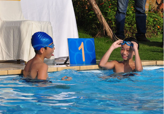 60 “kình ngư” đã tham gia tranh tài ở các nội dung bơi sải, bơi ếch nam - nữ và bơi tiếp sức đồng đội theo bảng bốc thăm ngẫu nhiên trong sự hò reo, cổ vũ của các bạn và người thân 60 “kình ngư” đã tham gia tranh tài ở các nội dung bơi sải, bơi ếch nam - nữ và bơi tiếp sức đồng đội theo bảng bốc thăm ngẫu nhiên trong sự hò reo, cổ vũ của các bạn và người thân