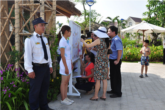 Dù 16h, cuộc thi mới bắt đầu nhưng cụm hồ bơi No.1 chiều 25/8/2012 đã trở nên đông đúc từ rất sớm trong niềm háo hức, phấn khích của cả các bé lẫn phụ huynh. Dù 16h, cuộc thi mới bắt đầu nhưng cụm hồ bơi No.1 chiều 25/8/2012 đã trở nên đông đúc từ rất sớm trong niềm háo hức, phấn khích của cả các bé lẫn phụ huynh.