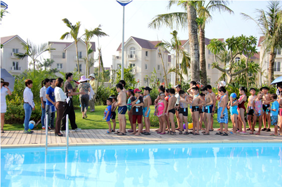 Rồi cùng tập hợp nghe Ban trọng tài phổ biến luật thi và chia bảng thi đấu theo lứa tuổi (từ 5 - 6, 7 - 8, 9 - 10, 11 - 12, 13 – 15 tuổi). Rồi cùng tập hợp nghe Ban trọng tài phổ biến luật thi và chia bảng thi đấu theo lứa tuổi (từ 5 - 6, 7 - 8, 9 - 10, 11 - 12, 13 – 15 tuổi).