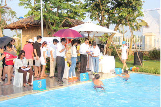 Những kỹ năng do các thầy dày công truyền dạy tại các lớp học bơi đã được học trò áp dụng nhuần nhuyễn, thậm chí thành công ngoài dự đoán. Những kỹ năng do các thầy dày công truyền dạy tại các lớp học bơi đã được học trò áp dụng nhuần nhuyễn, thậm chí thành công ngoài dự đoán.