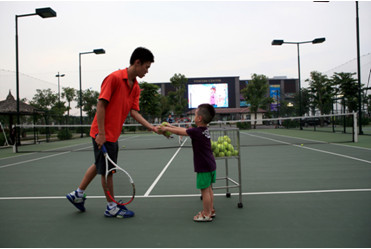 Song song với các hoạt động bề rộng, thu hút đông người, Vincom Village cũng là một trong số ít khu đô thị đứng ra tổ chức miễn phí các lớp thể thao dành cho chủ biệt thự và các cư dân nhí như lớp học tennis, học bơi… Song song với các hoạt động bề rộng, thu hút đông người, Vincom Village cũng là một trong số ít khu đô thị đứng ra tổ chức miễn phí các lớp thể thao dành cho chủ biệt thự và các cư dân nhí như lớp học tennis, học bơi…