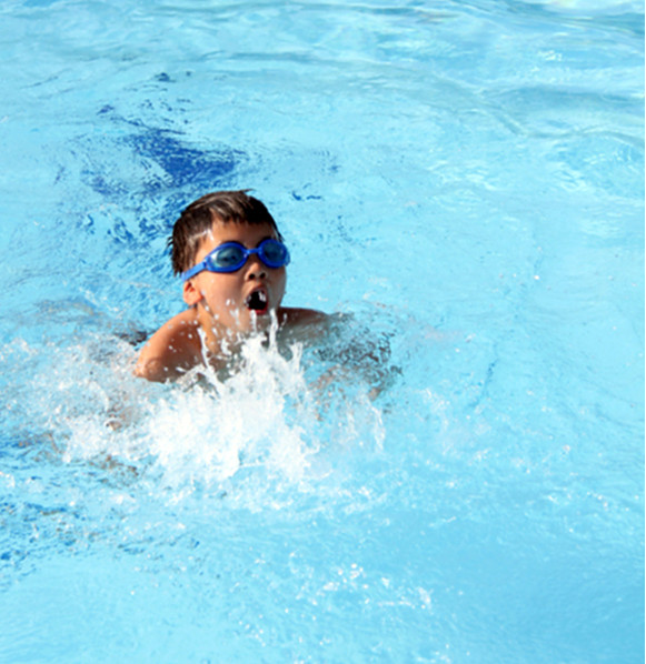 Những cô bé, cậu bé rụt rè thường ngày dường như “lột xác” trở nên mạnh mẽ, quyết liệt khi thả mình xuống đường đua xanh. Những cô bé, cậu bé rụt rè thường ngày dường như “lột xác” trở nên mạnh mẽ, quyết liệt khi thả mình xuống đường đua xanh.