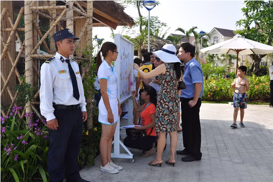 Dù 16h, cuộc thi mới bắt đầu nhưng cụm hồ bơi No.1 chiều 25/8/2012 đã trở nên đông đúc từ rất sớm trong niềm háo hức, phấn khích của cả các bé lẫn phụ huynh.