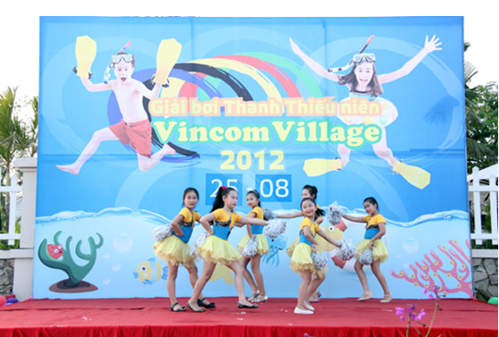 Đây cũng là “lễ tốt nghiệp” của các lớp học bơi miễn phí mà Ban quản lý Vincom Village tổ chức dành riêng cho các cư dân nhí trong suốt mùa hè vừa qua tại Vincom Village. Đây là một trong những chương trình chăm sóc khách hàng đặc sắc mà Tập đoàn Vingroup dành cho các khách hàng của mình, đặc biệt là các cư dân sở hữu biệt thự tại Vincom Village Đây cũng là “lễ tốt nghiệp” của các lớp học bơi miễn phí mà Ban quản lý Vincom Village tổ chức dành riêng cho các cư dân nhí trong suốt mùa hè vừa qua tại Vincom Village. Đây là một trong những chương trình chăm sóc khách hàng đặc sắc mà Tập đoàn Vingroup dành cho các khách hàng của mình, đặc biệt là các cư dân sở hữu biệt thự tại Vincom Village