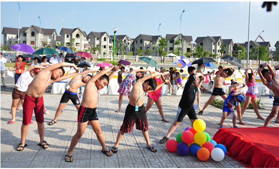 Để sẵn sàng cho chiến thắng, các vận động viên nhiệt tình tham gia khởi động trước khi thi đấu dưới sự hướng dẫn của huấn luyện viên bơi chuyên nghiệp của Vincom Village. Để sẵn sàng cho chiến thắng, các vận động viên nhiệt tình tham gia khởi động trước khi thi đấu dưới sự hướng dẫn của huấn luyện viên bơi chuyên nghiệp của Vincom Village.