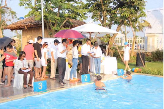 Những kỹ năng do các thầy dày công truyền dạy tại các lớp học bơi đã được học trò áp dụng nhuần nhuyễn, thậm chí thành công ngoài dự đoán.