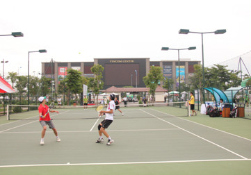 Cũng trong chuỗi hoạt động mùa hè, giải Tennis Vincom Village mở rộng (27-28/7/2012) dành cho các cư dân mê banh nỉ đã được tổ chức với quy mô lớn, chuyên nghiệp tại khu thể thao phức hợp ngoài trời. Giải đã khép lại với dư âm tốt đẹp, vượt xa mục tiêu ban đầu của khu đô thị Cũng trong chuỗi hoạt động mùa hè, giải Tennis Vincom Village mở rộng (27-28/7/2012) dành cho các cư dân mê banh nỉ đã được tổ chức với quy mô lớn, chuyên nghiệp tại khu thể thao phức hợp ngoài trời. Giải đã khép lại với dư âm tốt đẹp, vượt xa mục tiêu ban đầu của khu đô thị