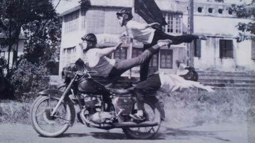 Câu lạc bộ mô tô Hà Nội thời đó, được thành lập cùng các câu lạc bộ thể thao khác vào năm 1962, như tàu lượn, bắn súng, nhảy dù… nhằm lôi cuốn các tầng lớp tham gia vào hoạt động vui chơi lành mạnh, rèn luyện nâng cao sức khỏe, với khẩu hiệu “Khỏe để xây dựng và bảo vệ tổ quốc”.