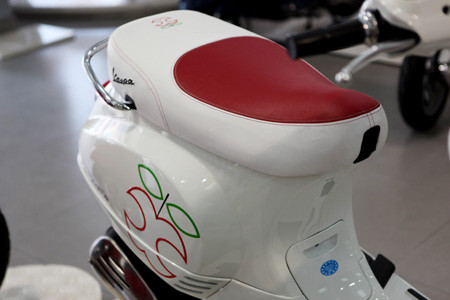 Ngoài những thay đổi về thiết kế bên ngoài, Vespa “trái táo” vẫn giữ nguyên mọi chi tiết của Vespa LX 125ie đang được phân phối tại Việt Nam như sử dụng động cơ 125 cc, phun xăng điện tử. Xe vẫn có kích thước tổng thể dài x rộng x cao 1.800 x 740 x 1.280 mm, chiều cao yên 774 mm; trọng lượng khô 114 kg, bình xăng 8,5 lít. Ngoài những thay đổi về thiết kế bên ngoài, Vespa “trái táo” vẫn giữ nguyên mọi chi tiết của Vespa LX 125ie đang được phân phối tại Việt Nam như sử dụng động cơ 125 cc, phun xăng điện tử. Xe vẫn có kích thước tổng thể dài x rộng x cao 1.800 x 740 x 1.280 mm, chiều cao yên 774 mm; trọng lượng khô 114 kg, bình xăng 8,5 lít.