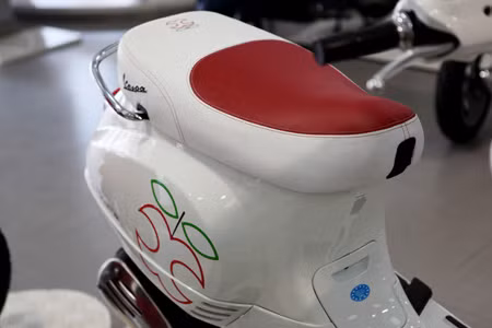 Ngoài những thay đổi về thiết kế bên ngoài, Vespa “trái táo” vẫn giữ nguyên mọi chi tiết của Vespa LX 125ie đang được phân phối tại Việt Nam như sử dụng động cơ 125 cc, phun xăng điện tử. Xe vẫn có kích thước tổng thể dài x rộng x cao 1.800 x 740 x 1.280 mm, chiều cao yên 774 mm; trọng lượng khô 114 kg, bình xăng 8,5 lít.