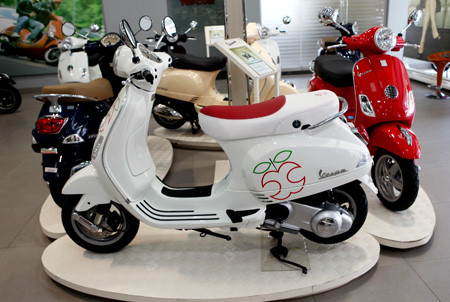 Vespa “trái táo” hiện đã có mặt tại các đại lý của Piaggio Việt Nam trên toàn quốc với số lượng có hạn, giá bán lẻ là 67,9 triệu đồng, cao hơn 1,2 triệu đồng so với phiên bản Vespa LX 125 i.e thường. Vespa “trái táo” hiện đã có mặt tại các đại lý của Piaggio Việt Nam trên toàn quốc với số lượng có hạn, giá bán lẻ là 67,9 triệu đồng, cao hơn 1,2 triệu đồng so với phiên bản Vespa LX 125 i.e thường.