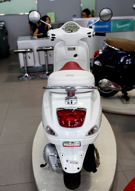 Điểm nổi bật nhất của Vespa “trái táo” là phần yên xe với sự kết hợp giừa 2 tông màu trắng và đỏ, phần cuối yên được thêu thêm hình trái táo khuyết. Điểm nổi bật nhất của Vespa “trái táo” là phần yên xe với sự kết hợp giừa 2 tông màu trắng và đỏ, phần cuối yên được thêu thêm hình trái táo khuyết.