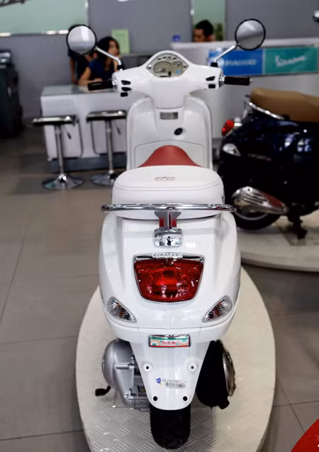 Điểm nổi bật nhất của Vespa “trái táo” là phần yên xe với sự kết hợp giừa 2 tông màu trắng và đỏ, phần cuối yên được thêu thêm hình trái táo khuyết.