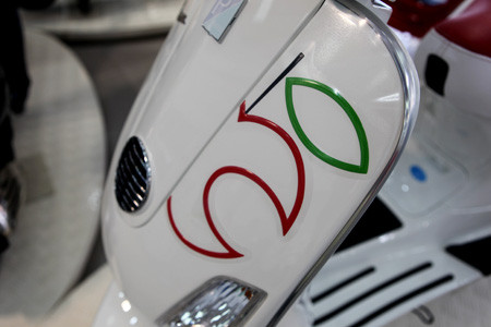 Theo Piaggio Việt Nam, Vespa “trái táo” được lấy cảm hứng từ hình ảnh trái táo đỏ trong chiến dịch quảng cáo Vespa năm 1969 được vẽ theo phong cách Pop Art (trào lưu nghệ thuật mới gắn liền với giới trẻ những năm 1950 cùng cuộc “cách mạng tình dục” ở phương Tây) - biểu tượng của sự tự do, phóng khoáng và lãng mạn. Theo Piaggio Việt Nam, Vespa “trái táo” được lấy cảm hứng từ hình ảnh trái táo đỏ trong chiến dịch quảng cáo Vespa năm 1969 được vẽ theo phong cách Pop Art (trào lưu nghệ thuật mới gắn liền với giới trẻ những năm 1950 cùng cuộc “cách mạng tình dục” ở phương Tây) - biểu tượng của sự tự do, phóng khoáng và lãng mạn.