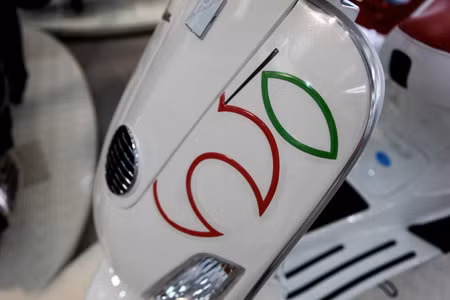 Theo Piaggio Việt Nam, Vespa “trái táo” được lấy cảm hứng từ hình ảnh trái táo đỏ trong chiến dịch quảng cáo Vespa năm 1969 được vẽ theo phong cách Pop Art (trào lưu nghệ thuật mới gắn liền với giới trẻ những năm 1950 cùng cuộc “cách mạng tình dục” ở phương Tây) - biểu tượng của sự tự do, phóng khoáng và lãng mạn.